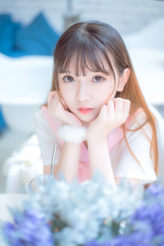 “孙权亲自去了柴桑，将周瑜的尸骨迎回庐江安葬，听说整个柴桑大营的将士都去了，新任都督吕蒙被孙权狠狠地责罚了一顿。”马良道。